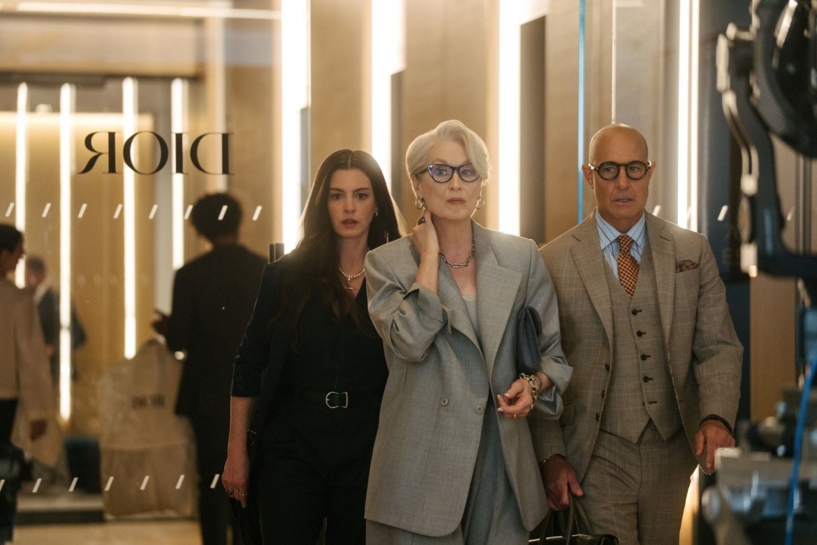 Dàn diễn viên chính "The Devil Wears Prada 2" tái xuất, gợi lại không khí biểu tượng của phần phim kinh điển. (Ảnh: 20th Century Studios)