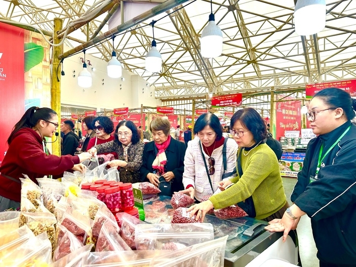 Sau 3 ngày, doanh thu của gian hàng bán tỏi Lý Sơn đạt hàng trăm triệu đồng