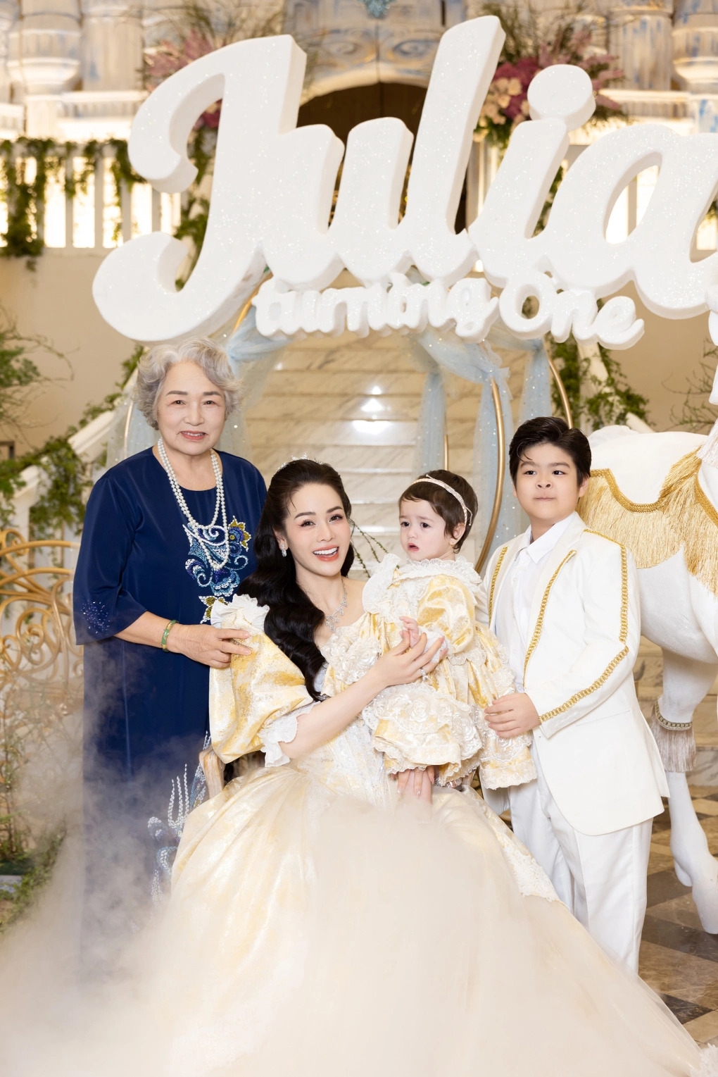 Diễn viên Nhật Kim Anh khóc nức nở khi con trai hứa thay bố chăm sóc em gái, vì Kutin cho rằng Julia kém may mắn hơn.