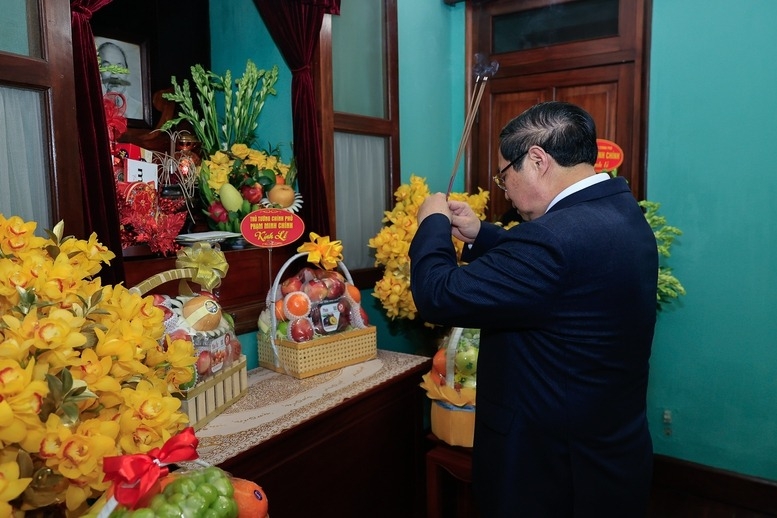Thủ tướng Chính phủ Phạm Minh Chính dâng hương tưởng nhớ Chủ tịch Hồ Chí Minh tại Nhà 67 - Ảnh: VGP/Nhật Bắc