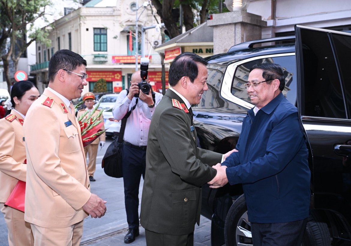 Đại tướng Lương Tam Quang, Ủy viên Bộ Chính trị, Bộ trưởng Bộ Công an đón Thủ tướng Phạm Minh Chính đến thăm, chúc Tết và kiểm tra công tác ứng trực đảm bảo trật tự, an ninh của lực lượng công an.