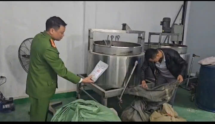 Những kẻ trong đường dây thiết lập quy trình khép kín, hoạt động với nhiều thủ đoạn tinh vi để qua mặt cơ quan chức năng và người tiêu dùng.