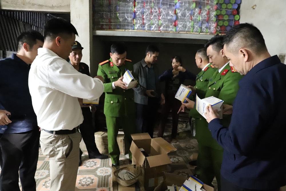 Cơ quan điều tra kiểm tra và thu giữ tang vật. (Ảnh: Công an Hà Tĩnh)