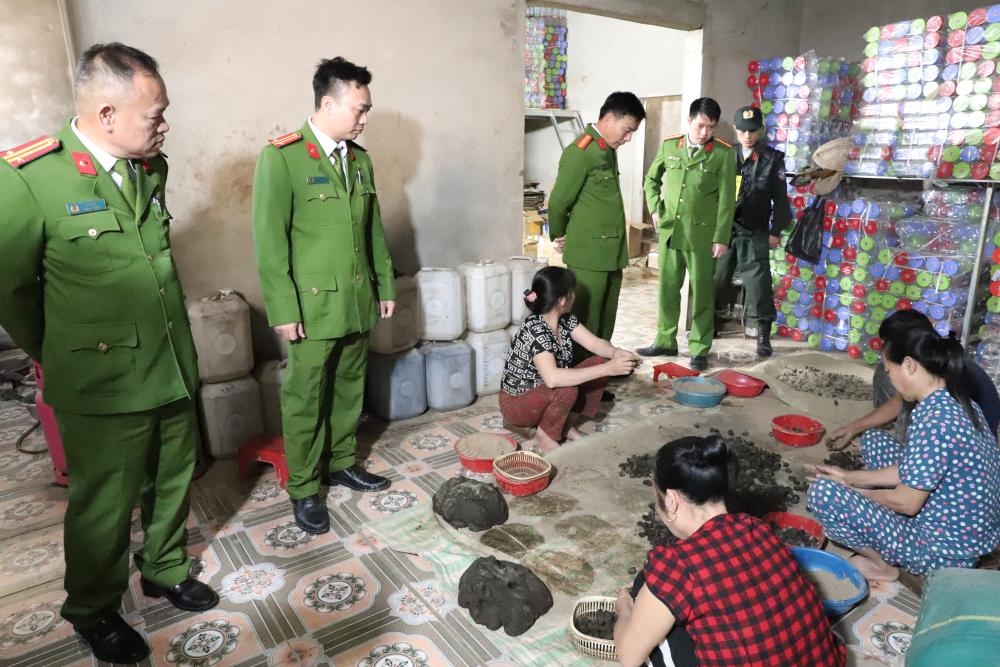 Lực lượng chức năng bắt quả tang khi cơ sở đang sản xuất thuốc Đông y không đảm bảo chất lượng. (Ảnh: Công an Hà Tĩnh)