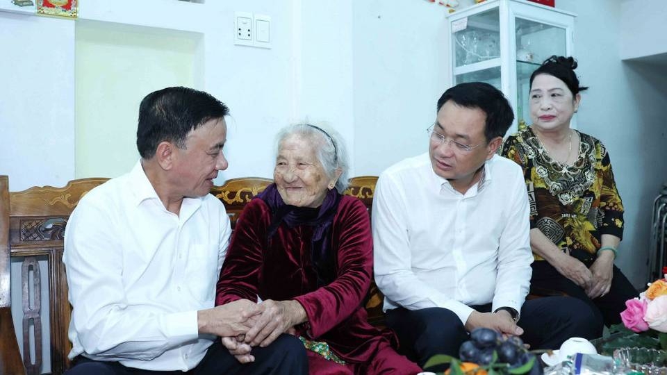 Thường trực Ban Bí thư Trần Cẩm Tú thăm, chúc Tết Mẹ Việt Nam Anh hùng Nguyễn Thị Sự. ảnh: TTXVN