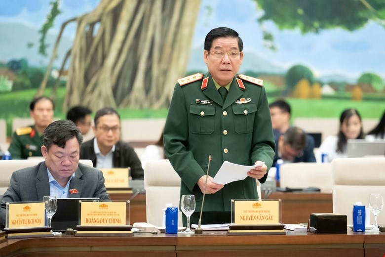 Thượng tướng Nguyễn Văn Gấu – Thứ trưởng Bộ Quốc phòng báo cáo tại hội nghị. Ảnh: Quốc hội