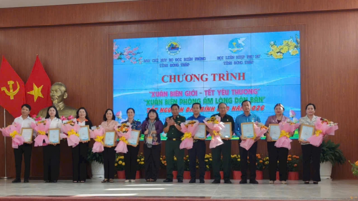 Hội Liên hiệp phụ nữ tỉnh Đồng Tháp tổ chức nhiều hoạt động thăm, tặng quà vùng biên giới