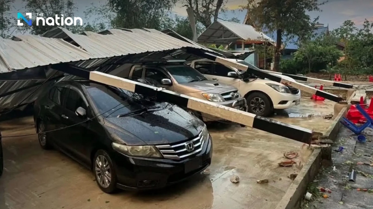 Mưa giông, gió lốc gây sập mái che một bãi đỗ xe tại tỉnh Chiang Mai. Nguồn: The Nation