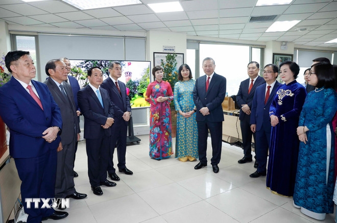 Tổng Bí thư Tô Lâm thăm, chúc tết cán bộ, phóng viên, biên tập viên Ban biên tập tin trong nước.