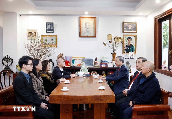 Tổng Bí thư Tô Lâm với thân nhân gia đình Thủ tướng Chính phủ Phạm Văn Đồng. (Ảnh: Thống Nhất/TTXVN)