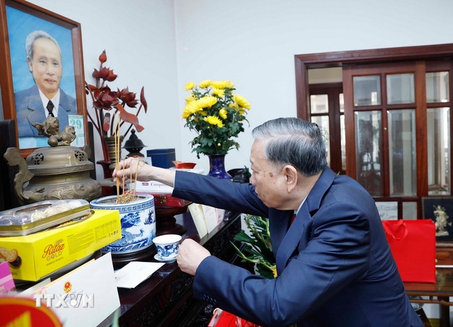 Tổng Bí thư Tô Lâm tới dâng hương tưởng niệm Thủ tướng Chính phủ Phạm Văn Đồng. (Ảnh: Thống Nhất/TTXVN)