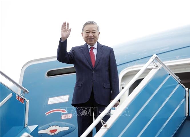 Tổng Bí thư Tô Lâm rời Hà Nội, lên đường tham dự cuộc họp khai mạc Hội đồng Hòa bình về Gaza. (Ảnh: TTXVN)