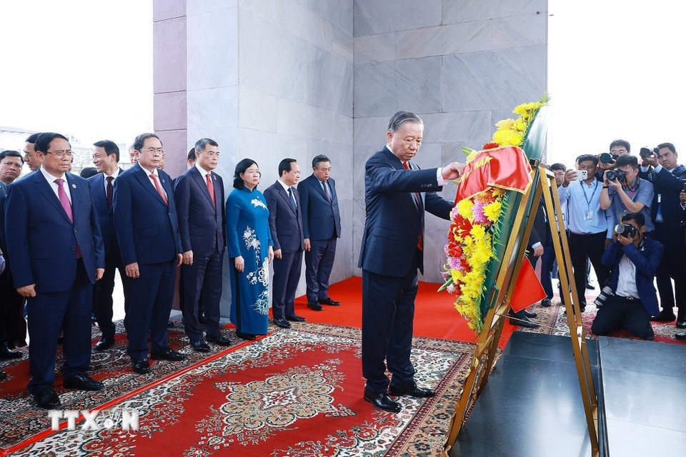 Sáng 6/2, Tổng Bí thư Tô Lâm đã tới đặt vòng hoa tại Đài Độc lập, Đài tưởng niệm cố Quốc vương Norodom Sihanouk và Đài Hữu nghị Campuchia - Việt Nam ở thủ đô Phnom Penh. Trong ảnh: Tổng Bí thư Tô Lâm và đoàn đại biểu cấp cao Việt Nam đặt vòng hoa tại Đài Độc lập ở Phnom Penh. (Ảnh: TTXVN)