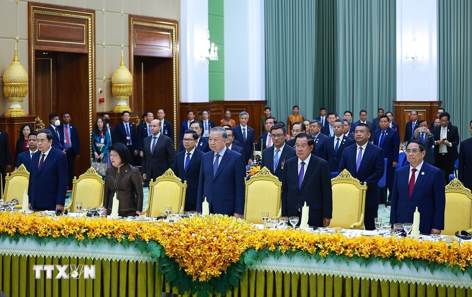 Tối 6/2, tại Trụ sở Thượng viện Campuchia, Samdech Akka Moha Sena Padei Techo Hun Sen, Chủ tịch Thượng viện, Quyền Quốc trưởng chủ trì Quốc yến chào mừng Tổng Bí thư Tô Lâm thăm cấp Nhà nước tới Campuchia. Cùng dự có Thủ tướng Phạm Minh Chính, Chủ tịch Quốc hội Trần Thanh Mẫn và đoàn đại biểu cấp cao Việt Nam và Campuchia. (Ảnh: TTXVN)