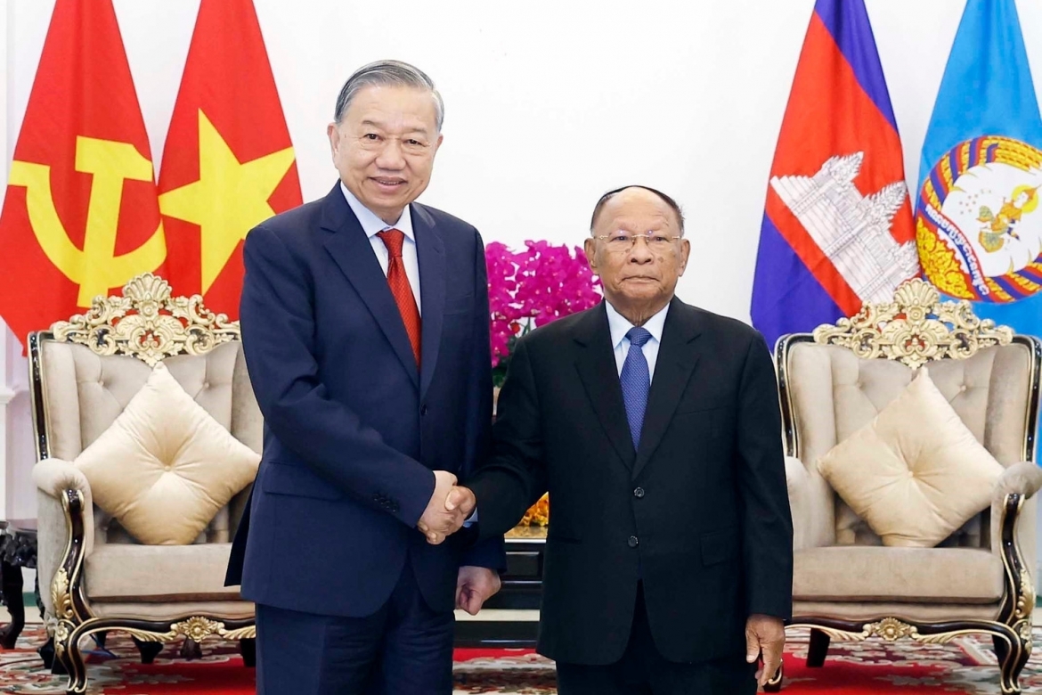 Cùng ngày 6/2, Tổng Bí thư Tô Lâm đã hội kiến Chủ tịch danh dự Đảng Nhân dân Campuchia Heng Samrin. Nhìn lại chặng đường lịch sử gắn bó đặc biệt giữa hai dân tộc, Tổng Bí thư Tô Lâm và Chủ tịch Heng Samrin nhất trí cho rằng, trong bối cảnh mới, việc tăng cường tuyên truyền, giáo dục về tinh thần đoàn kết chiến đấu, về sự hy sinh, giúp đỡ lẫn nhau giữa hai dân tộc cả trong những thời khắc khó khăn nhất; qua đó bồi đắp niềm tin, trách nhiệm và ý thức gìn giữ mối quan hệ láng giềng tốt đẹp, hữu nghị truyền thống, hợp tác toàn diện và bền vững lâu dài giữa hai nước. (Ảnh: TTXVN)
