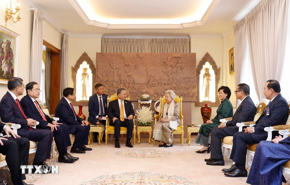 Cũng trong sáng 6/2, Tổng Bí thư Tô Lâm đã đến thăm Hoàng Thái hậu Norodom Monineath Sihanouk tại Hoàng cung. Hoàng Thái hậu và Tổng Bí thư đã cùng ôn lại chặng đường lịch sử gần 60 năm quan hệ hai nước, nhất trí tiếp tục làm sâu sắc hơn nữa mối quan hệ láng giềng tốt đẹp, hữu nghị truyền thống, hợp tác toàn diện, bền vững lâu dài vì lợi ích của nhân dân hai nước, vì hòa bình, ổn định, hợp tác và phát triển ở khu vực và trên thế giới. (Ảnh: TTXVN)