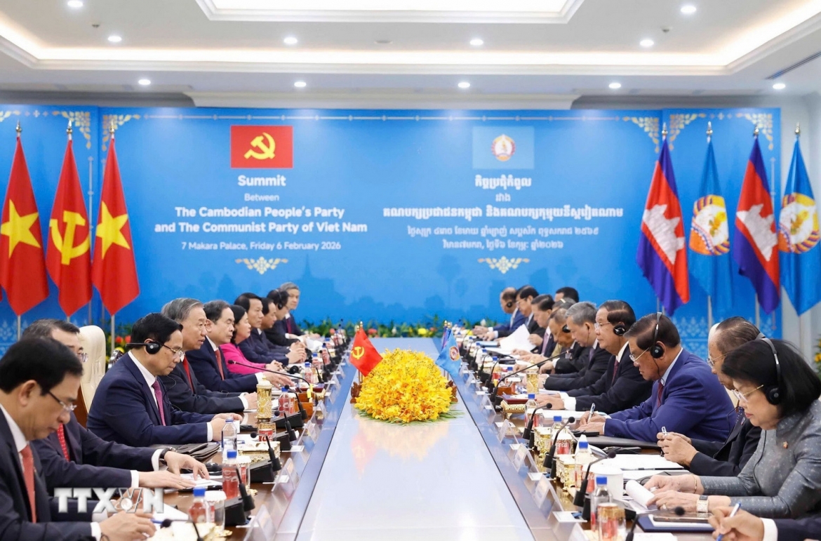 Ngày 6/2, theo lời mời của Chủ tịch Đảng Nhân dân Campuchia (CPP) Hun Sen, Tổng Bí thư Tô Lâm cùng đoàn đại biểu cấp cao Đảng Cộng sản Việt Nam đồng chủ trì cuộc gặp với Ban Thường vụ Đảng Nhân dân Campuchia. Hai bên đã thông báo, trao đổi sâu về tình hình mỗi Đảng, mỗi nước sau các sự kiện chính trị quan trọng. Hai bên nhất trí củng cố vững chắc tin cậy chính trị; củng cố hợp tác quốc phòng - an ninh; gắn kết chặt chẽ hơn giữa hai nền kinh tế; phối hợp chặt chẽ và hỗ trợ lẫn nhau tại các diễn đàn khu vực và quốc tế…(Ảnh: TTXVN)