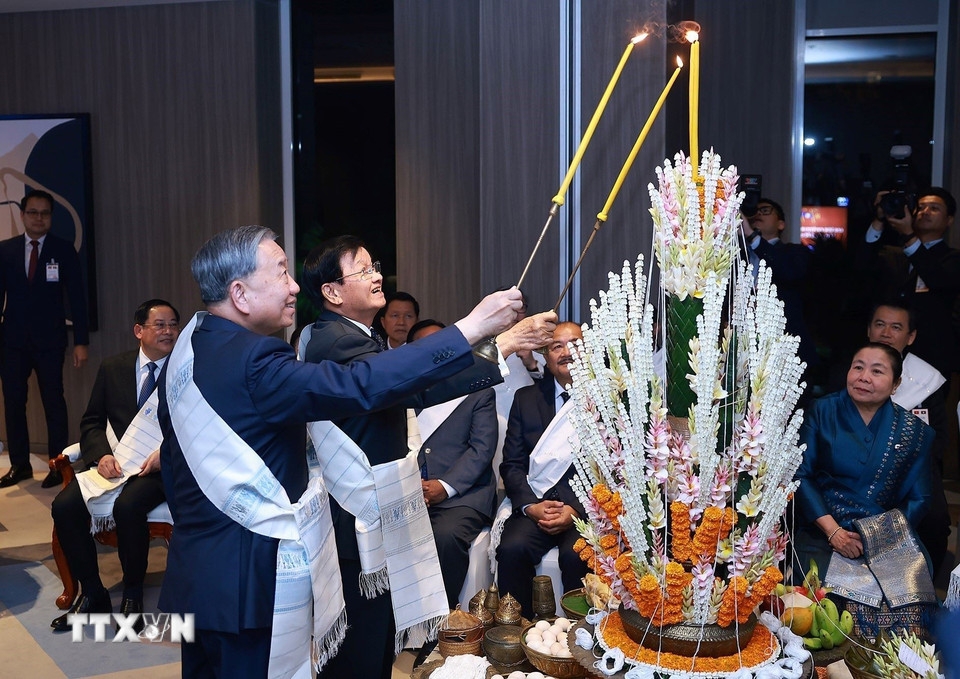 Tối 5/2, Tổng Bí thư, Chủ tịch nước Lào Thongloun Sisoulith đã chủ trì chiêu đãi Tổng Bí thư Tô Lâm cùng đoàn đại biểu cấp cao Việt Nam. Trước đó, Tổng Bí thư Tô Lâm cùng các lãnh đạo Đảng, Nhà nước Việt Nam đã dự Lễ buộc chỉ cổ tay truyền thống của Lào do Tổng Bí thư, Chủ tịch nước Lào Thongloun Sisoulith chủ trì. (Ảnh: TTXVN)