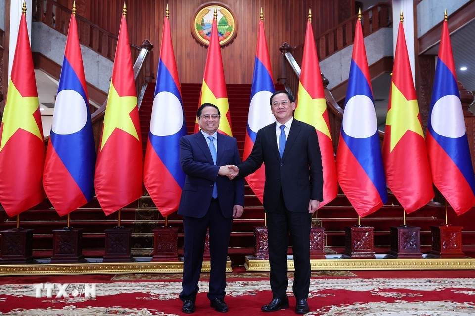 Trong khuôn khổ chuyến thăm cấp Nhà nước đến Lào của Tổng Bí thư Tô Lâm, ngày 5/2, Thủ tướng Phạm Minh Chính đã hội kiến với Thủ tướng Lào Sonexay Siphandone. Hai bên đã thông báo về tình hình phát triển kinh tế - xã hội của mỗi nước thời gian qua, phương hướng mục tiêu phát triển trong thời gian tới để triển khai hiệu quả Nghị quyết Đại hội Đảng mỗi nước. Hai bên nhất trí chỉ đạo các bộ, ngành tiếp tục trao đổi sâu rộng, cụ thể hóa các thỏa thuận cấp cao giữa hai nước, thúc đẩy triển khai nhanh một số dự án hợp tác chiến lược trọng điểm mới về kết nối năng lượng, giao thông, khoáng sản, giáo dục, đào tạo nguồn nhân lực, chuyển đổi số. (Ảnh: TTXVN)