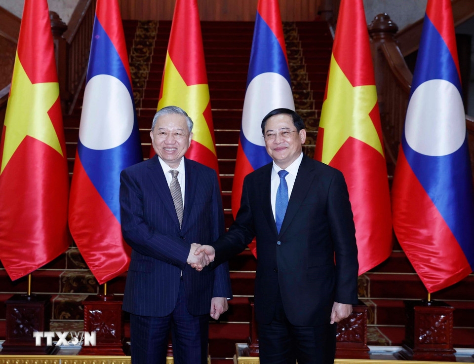 Chiều 5/2, Tổng Bí thư Tô Lâm và Thủ tướng Lào Sonexay Siphandone đã hội kiến. Hai nhà lãnh đạo nhất trí cao về phương hướng hợp tác trong thời gian tới trên các lĩnh vực. Hai bên sẽ quyết liệt cụ thể hóa và triển khai hiệu quả các thỏa thuận hợp tác giữa hai Đảng, hai Chính phủ; khẳng định việc đẩy mạnh nội hàm gắn kết chiến lược là “chìa khóa” cho giai đoạn hợp tác mới giữa hai nước. Hai bên cũng nhất trí phối hợp xây dựng kế hoạch và tổ chức tốt các ngày lễ lớn, đặc biệt là kỷ niệm 65 năm thiết lập quan hệ ngoại giao và 50 năm ngày ký Hiệp ước hữu nghị trong năm 2027. (Ảnh: TTXVN)