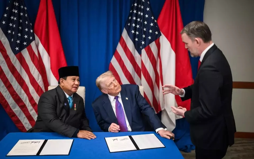 Tổng thống Indonesia Prabowo Subianto và Tổng thống Mỹ Donald Trump ký Hiệp định Thương mại song phương hôm 19/2 tại Washington. (Ảnh do Đại diện Thương mại Mỹ cung cấp)