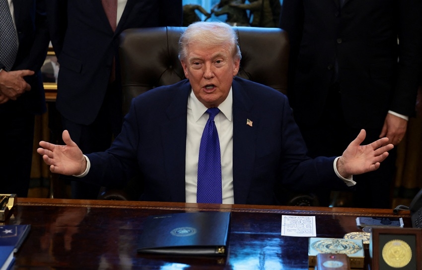 Tổng thống Mỹ Donald Trump trả lời báo giới tại Nhà Trắng. Ảnh: Reuters