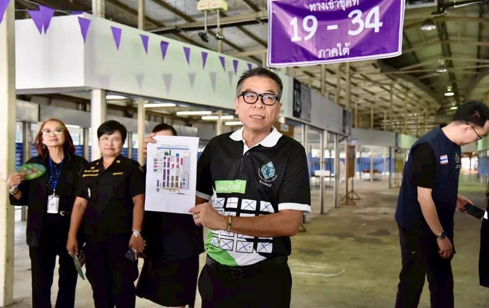 Tổng Thư ký Ủy ban Bầu cử Thái Lan đi kiểm tra công tác chuẩn bị cho cuộc bỏ phiếu sớm tại quận Bang Kapi, thuộc thủ đô Bangkok - Nguồn Ủy ban Bầu cử Thái Lan