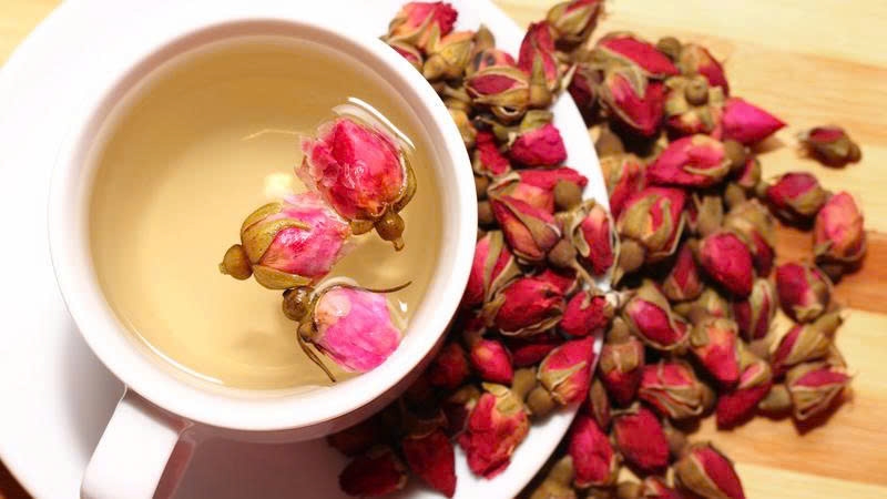 Không chỉ có hương thơm dịu và vị thanh mát, trà hoa hồng còn được ưa chuộng nhờ những lợi ích cho sức khỏe và sắc đẹp