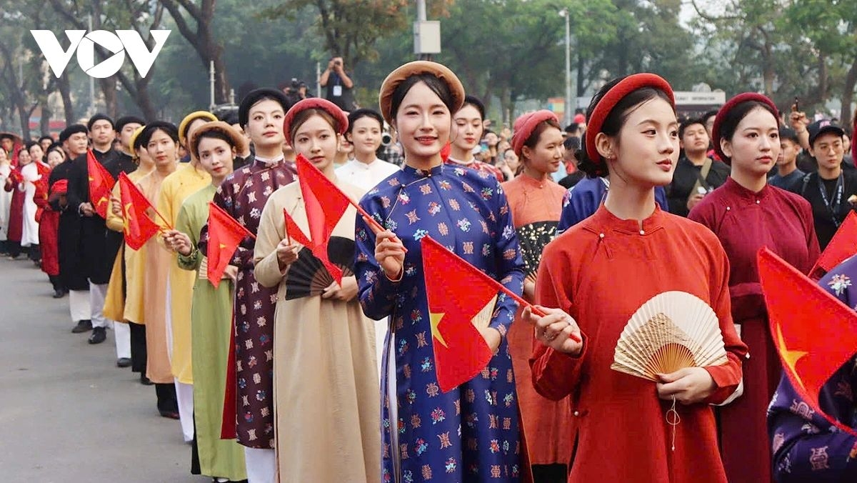 The growing interest among young people reflects a significant shift in social consciousness, from passively inheriting traditional culture to actively exploring, practicing, and taking pride in their ancestral heritage.