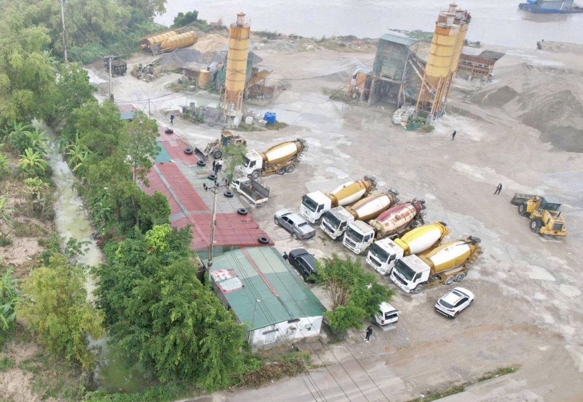 Hiện trường đổ chất thải trái phép khu vực Trạm trộn bê tông 