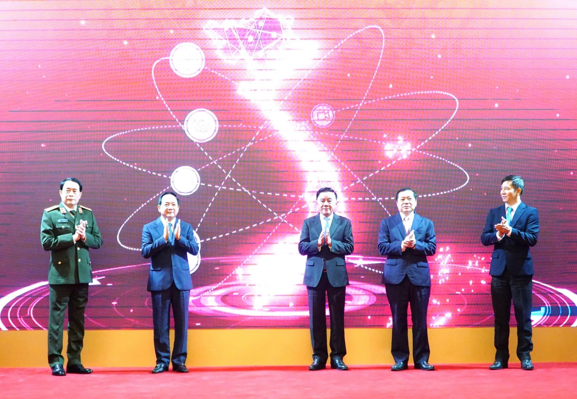Ủy viên Bộ Chính trị, Thường trực Ban Bí thư Trần Cẩm Tú và đại diện lãnh đạo các bộ, ngành thực hiện nghi thức ra mắt app TGDV.