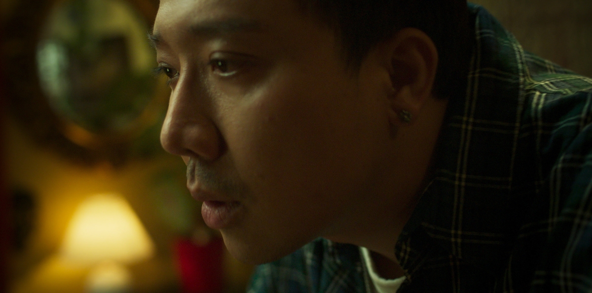 Trấn Thành trong vai Kim – nhân vật trung tâm mang nhiều sang chấn tâm lý trong phim Thỏ Ơi!!. (Ảnh: ĐPCC)