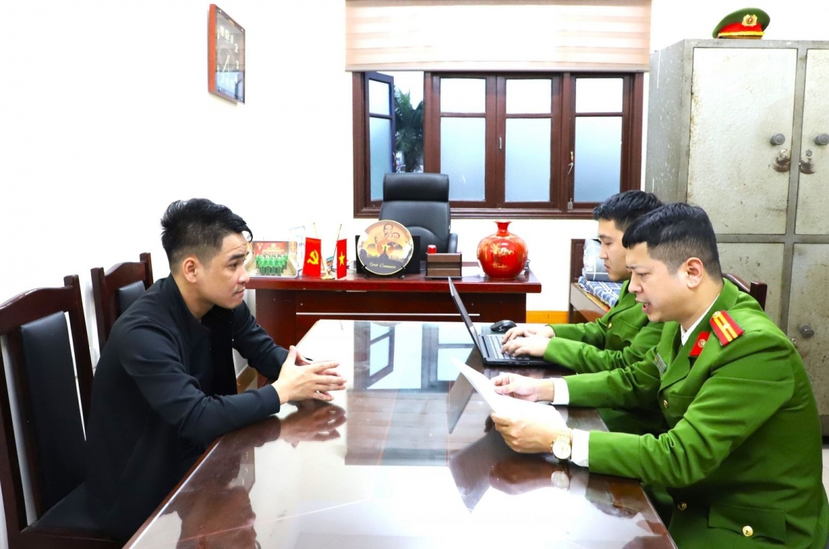 Sau thời gian bỏ trốn khỏi địa phương, được sự tuyên truyền, vận động, thuyết phục của lực lượng Công an và gia đình, ngày 22/2, đối tượng Trần Văn Hoàn (SN 1985, trú tại phường Duy Tân, tỉnh Ninh Bình) đã đến Văn phòng Cơ quan Cảnh sát điều tra Công an tỉnh Ninh Bình đầu thú và khai nhận hành vi phạm tội của mình. Trước đó, Trần Văn Hoàn bị Cơ quan Cảnh sát điều tra Công an tỉnh Ninh Bình truy nã về tội “Đánh bạc”. (Ảnh: CACC)