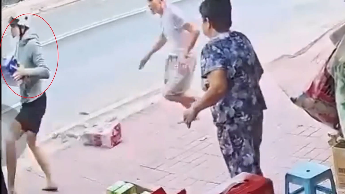 Nam thanh niên cướp 2 thùng bia rồi bỏ chạy (ảnh cắt video chia sẻ MXH)