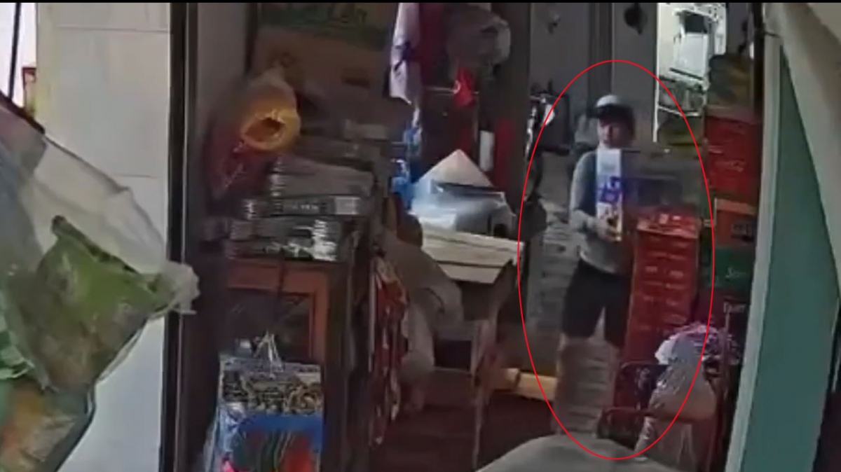 Nam thanh niên vào tạp hóa ôm ra 3 thùng bia (ảnh cắt từ video chia sẻ MXH)