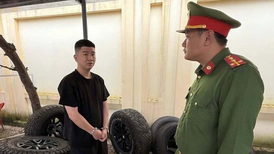 Đối tượng Đoàn Ngọc Khánh bị bắt giữ khi vừa gây ra vụ trộm bánh xe ô tô, đang trên đường tẩu thoát.