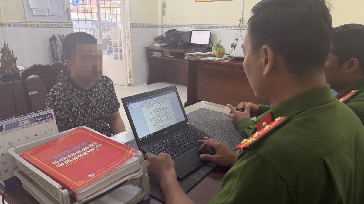 Đối tượng Ngô Quách Gia Thịnh tại cơ quan Công an. Ảnh: Công an thành phố Cần Thơ