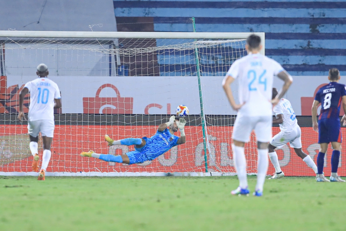 Thủ thành Zubiaurre đã có hai pha cản phá phạt đền trong trận này. (Ảnh: Hoài Thương). 