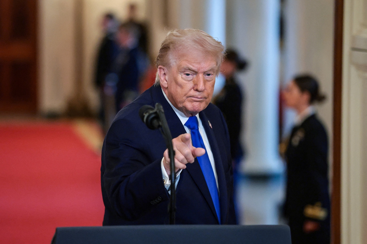 Tổng thống Mỹ Donald Trump chờ đánh giá từ các đặc phái viên trước khi quyết định có không kích Iran hay không. Ảnh: Reuters