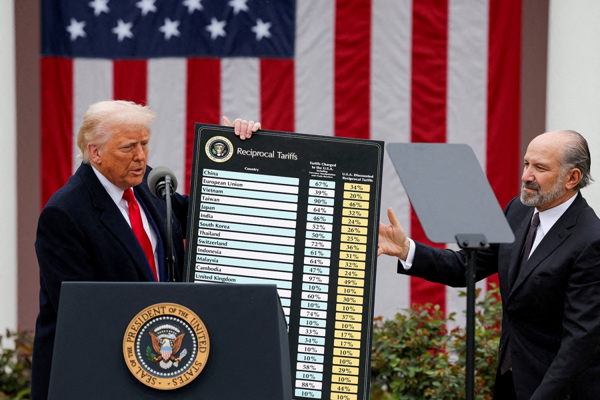 Tổng thống Mỹ Donald Trump cầm tấm biển về các mức thuế khi ông phát biểu tại Vườn Hồng, Nhà Trắng ở Washington, D.C. (Mỹ), ngày 2/4/2025. Ảnh: Reuters