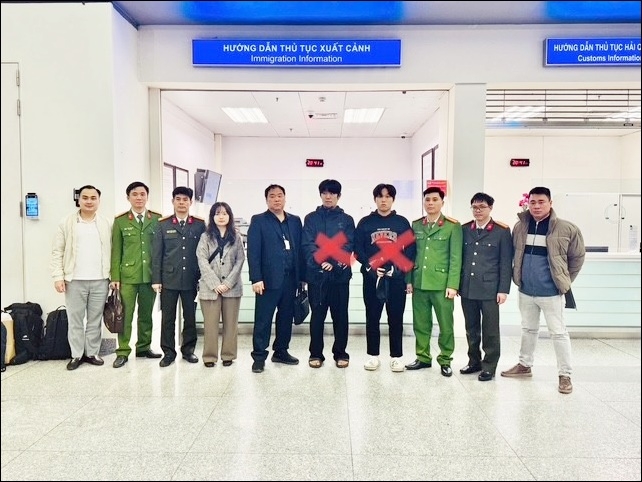 Hai đối tượng Jo Jungwoo và Sim Hyeonjoon được bàn giao cho lực lượng chức năng Hàn Quốc. (Ảnh: Công an cung cấp)