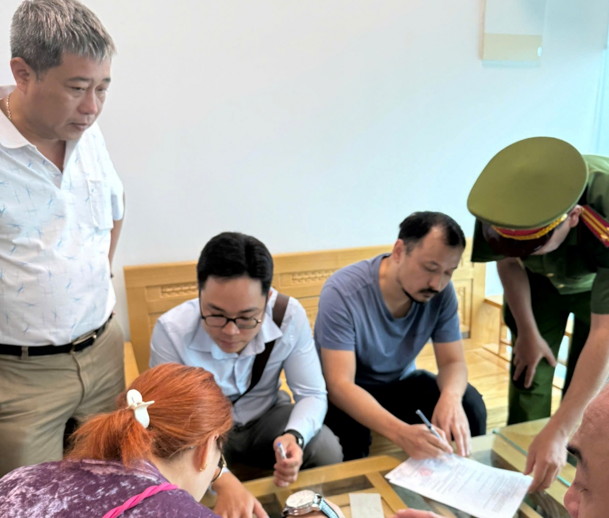 Qua kiểm tra địa bàn, lực lượng chức năng phát hiện đối tượng Nurlybekov Kairat (thứ hai bên phải qua)