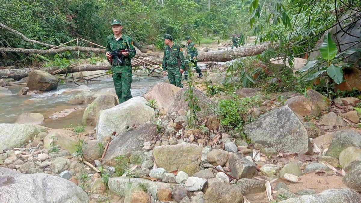 Những người lính áo xanh nhiều năm ăn tết xa nhà để giữ vững đường biên, bảo đảm bản làng bình yên, cho nhân dân cả nước an vui đón xuân.