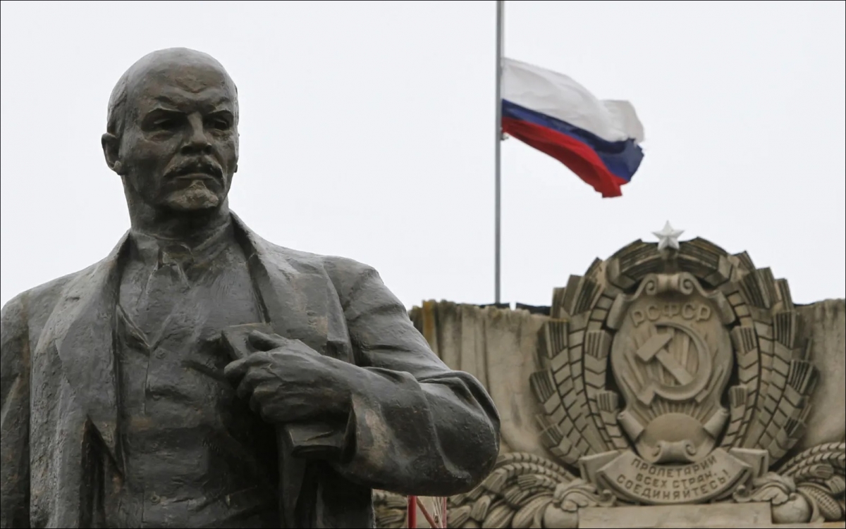 Tượng Lenin tại nước Nga ngày nay, bên cờ Nga và biểu tượng Liên Xô. Ảnh: Reuters.