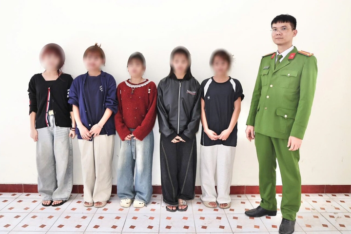 Lực lượng chức năng kịp thời ngăn chặn 5 học sinh bị dụ rời địa phương đi làm thuê. (Ảnh: Công an tỉnh Tuyên Quang)