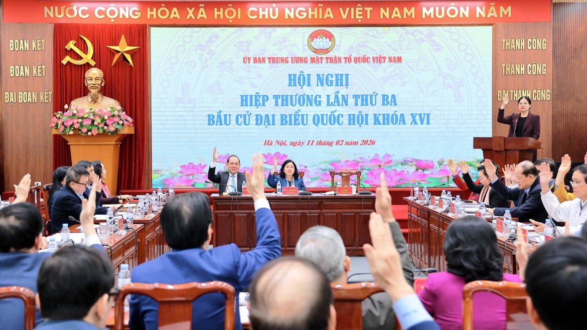 100% đại biểu tham dự đã thống nhất cao lập danh sách 217 người của các cơ quan, tổ chức ở Trung ương đủ tiêu chuẩn để ứng cử đại biểu Quốc hội khóa XVI. Ảnh: Hoài Nam