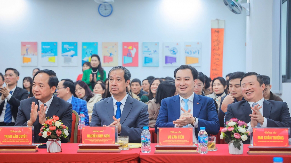 100% cử tri bày tỏ sự tin tưởng và tín nhiệm đối với 4 nhân sự được giới thiệu ứng cử. Ảnh: Hoài Nam