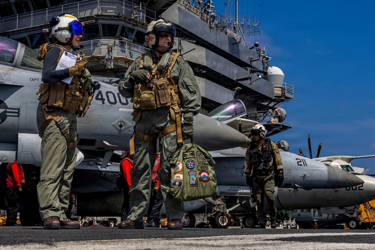 Đại tá Daniel Keeler, chỉ huy tàu sân bay USS Abraham Lincoln, chuẩn bị điều khiển trực thăng MH-60R Sea Hawk trên Ấn Độ Dương ngày 23/1/2026. Ảnh: Hải quân Mỹ/AP