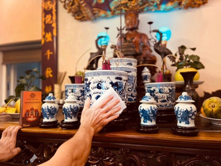 Việc lau dọn bàn thờ mang ý nghĩa khép lại năm cũ, thanh lọc không gian thờ tự để sẵn sàng đón chào năm mới
