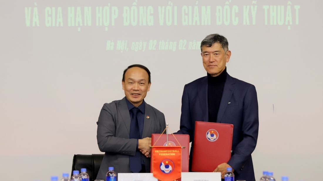 VFF gia hạn hợp đồng với Giám đốc kỹ thuật người Nhật Bản - Koshida Takeshi. (Ảnh: VFF)